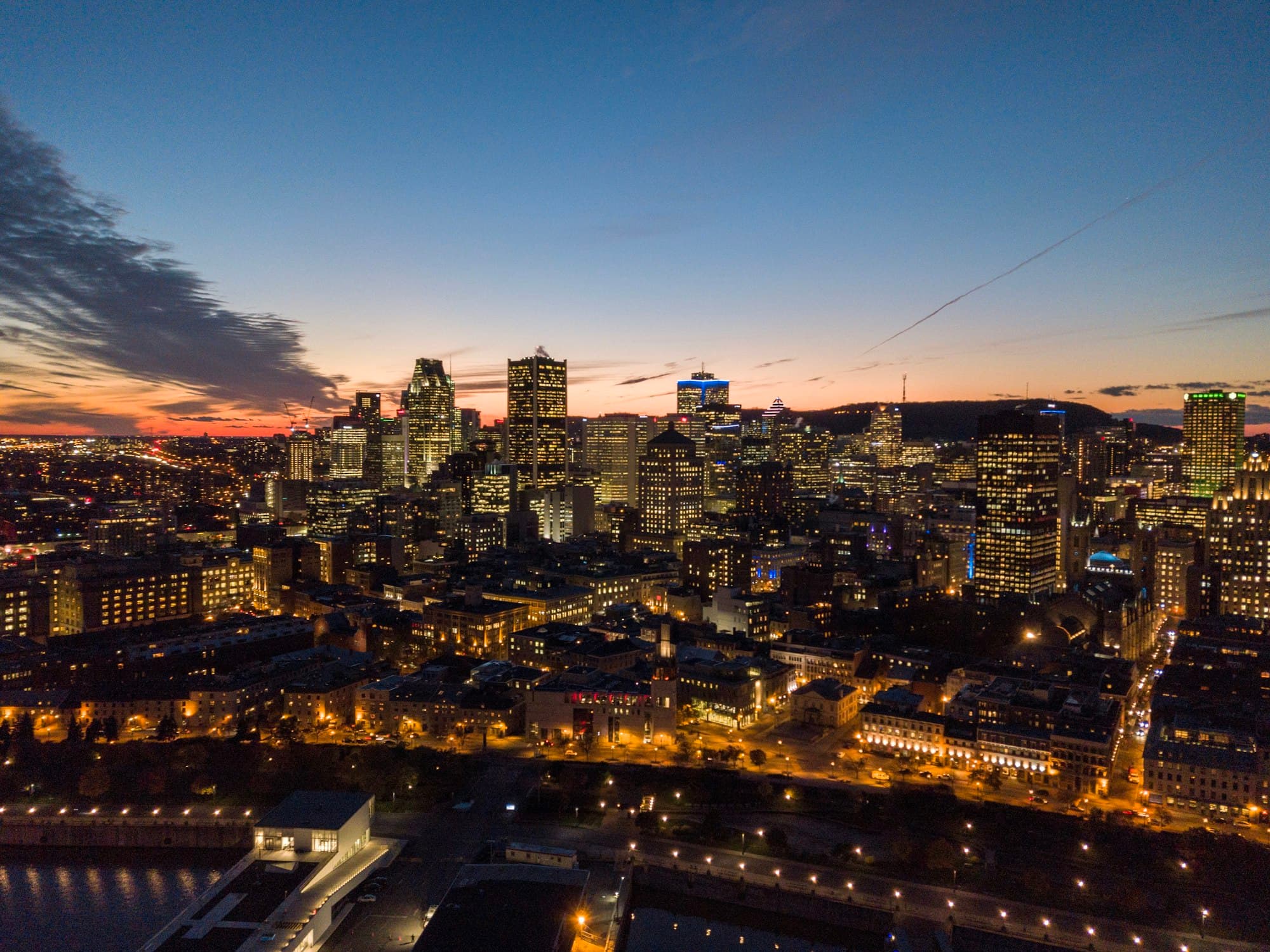 Skyline de Montréal et le pont Jacques-Cartier au-dessus du fleuve Saint-Laurent